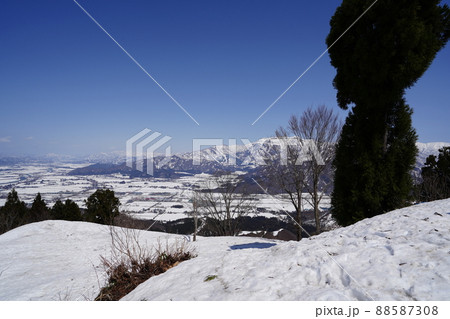 2022年4月8日　新潟県六日町　初春の坂戸山に薬師尾根から登る　坂戸山山頂からの景色 88587308