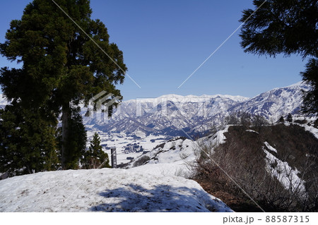 2022年4月8日　新潟県六日町　初春の坂戸山に薬師尾根から登る　坂戸山山頂からの景色 88587315
