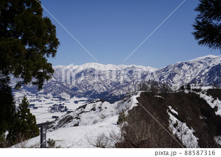 2022年4月8日　新潟県六日町　初春の坂戸山に薬師尾根から登る　坂戸山山頂からの景色 88587316