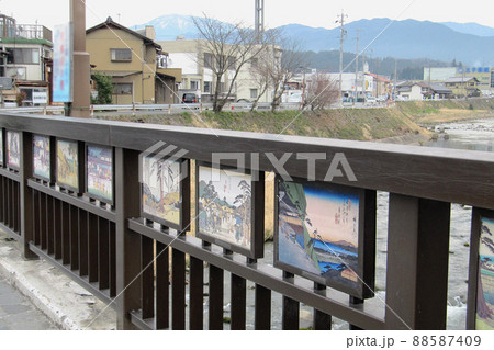 欄干に歌川広重の浮世絵が付いた大井橋【大井宿】/岐阜県恵那市 欄干に歌川広重の浮世絵が付いた大井橋【大井宿】/岐阜県恵那市 88587409
