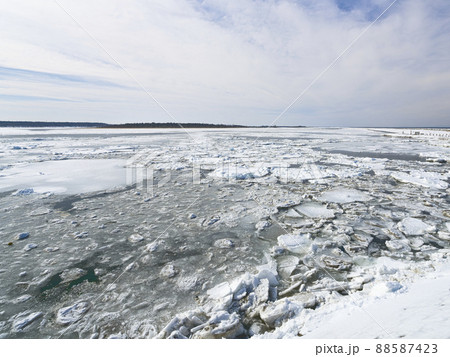 北海道 流氷が入り込む冬の風蓮湖 / Lake Furen, Nemuro, Japan 北海道 流氷が入り込む冬の風蓮湖 / Lake Furen, Nemuro, Japan 88587423