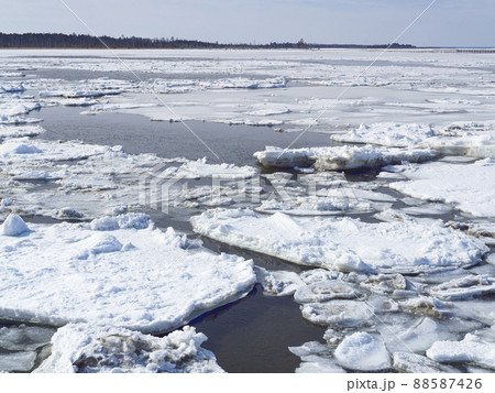 北海道 流氷が入り込む冬の風蓮湖 / Lake Furen, Nemuro, Japan 88587426