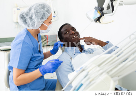Patient complaining to doctor dentist about toothache Patient complaining to doctor dentist about toothache 88587735