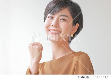 ガッツポーズで微笑む女性3 ガッツポーズで微笑む女性3 88588242