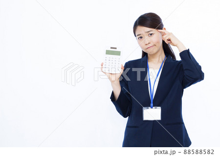 電卓を持つ30代のビジネスウーマン 88588582
