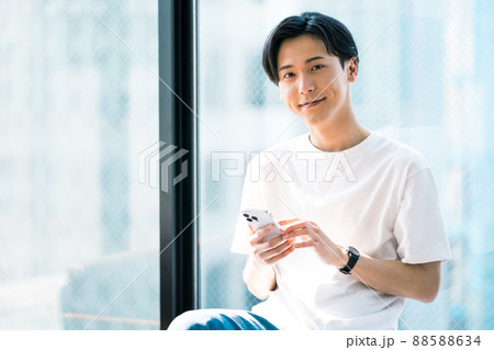 スマホを操作する若い男性 スマホを操作する若い男性 88588634