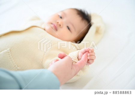 指を把握反射でつかむ赤ちゃん 88588863
