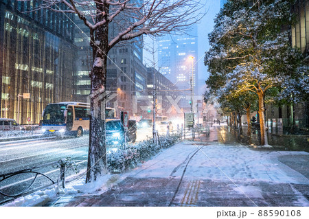 《東京都》雪景色の東京・大雪の大手町 88590108
