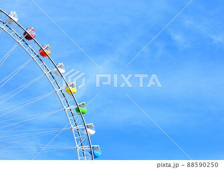 青い空と下から見上げた大きな観覧車 青い空と下から見上げた大きな観覧車 88590250