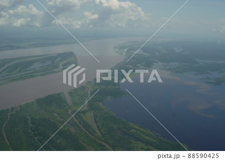 アマゾン川二河川合流地点 アマゾン川二河川合流地点 88590425