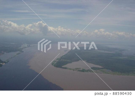 アマゾン二河川合流地点 88590430