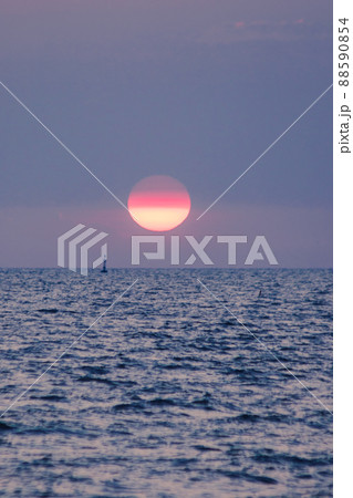 The landscape on a clear sky day will see a beautiful sunset slowly sliding down above the sea surface. It's a beautiful sight to see. The landscape on a clear sky day will see a beautiful sunset slowly sliding down above the sea surface. It's a beautiful sight to see. 88590854