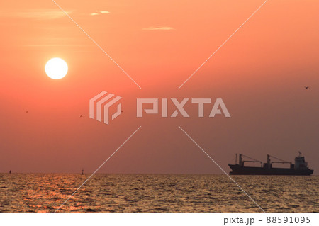 The landscape on a clear sky day will see a beautiful sunset slowly sliding down above the sea surface. It's a beautiful sight to see. The landscape on a clear sky day will see a beautiful sunset slowly sliding down above the sea surface. It's a beautiful sight to see. 88591095