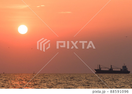The landscape on a clear sky day will see a beautiful sunset slowly sliding down above the sea surface. It's a beautiful sight to see. The landscape on a clear sky day will see a beautiful sunset slowly sliding down above the sea surface. It's a beautiful sight to see. 88591096