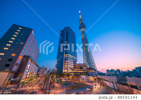 日本の東京都市景観 ライトアップされた東京スカイツリーや押上駅、オレンジ色に染まる空などを望む 88591143