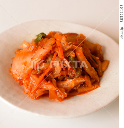 器に入れたキムチ、白背景に手作りキムチ 88591193