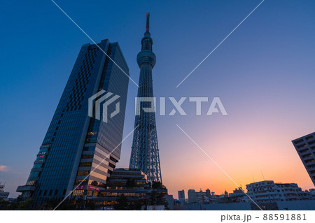日本の東京都市景観 3機の飛行機雲や航空機（右奥）、東京スカイツリーや押上駅などを望む 88591881