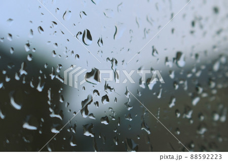 雨の日の窓についたしずく 88592223