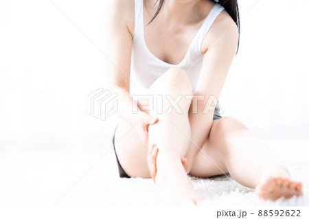 フットケアする女性の手元【パーツカット】 フットケアする女性の手元【パーツカット】 88592622