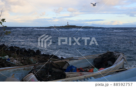 津軽海峡大間崎の海岸と漁船 88592757