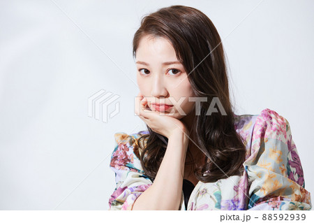 私服の若い女性　ガーリーファッション 88592939