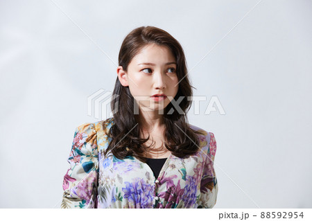 私服の若い女性 ガーリーファッション 私服の若い女性 ガーリーファッション 88592954