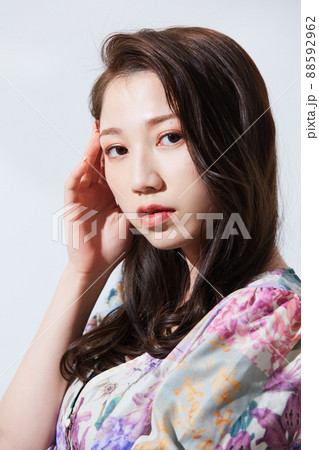 私服の若い女性 ガーリーファッション 私服の若い女性 ガーリーファッション 88592962