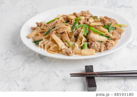 コンニャクと豚肉の炒め物 88593180