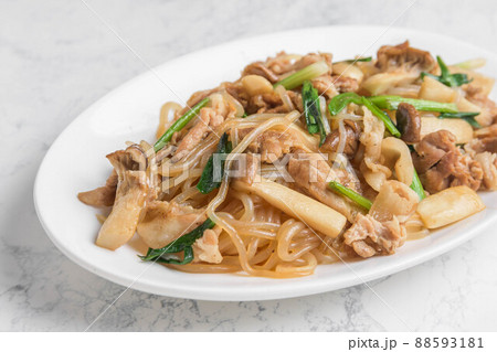 コンニャクと豚肉の炒め物 88593181