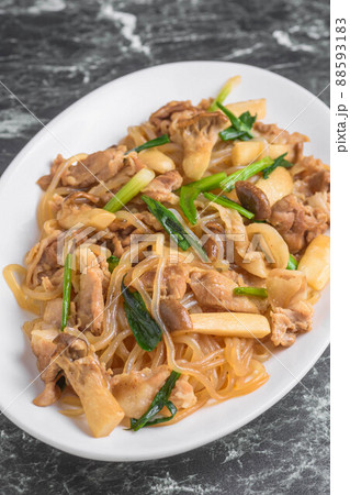 コンニャクと豚肉の炒め物 88593183