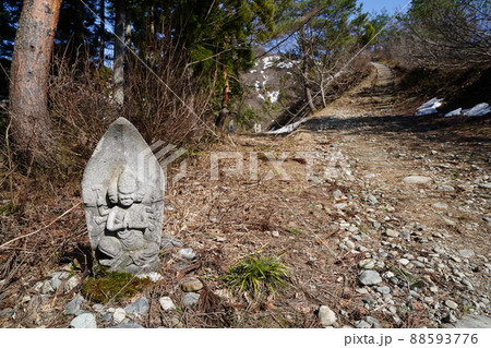 2022年4月8日　新潟県六日町　坂戸山を薬師尾根から下山中に見える石仏と登山道 88593776