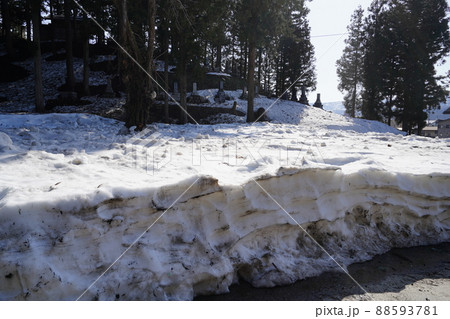 2022年4月8日 新潟県六日町 鳥坂神社脇の坂戸山登山者用駐車場がまだ雪に覆われている 2022年4月8日 新潟県六日町 鳥坂神社脇の坂戸山登山者用駐車場がまだ雪に覆われている 88593781