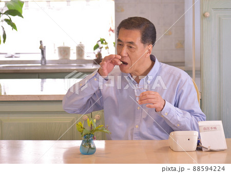 薬を飲む高血圧のシニア男性 88594224