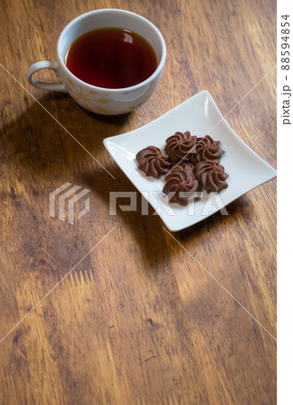 ティータイムでほっと一息 クッキーとお茶 文字入れスペース ティータイムでほっと一息 クッキーとお茶 文字入れスペース 88594854