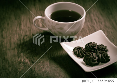 ティータイムでほっと一息 クッキーとお茶 文字入れスペース 88594855