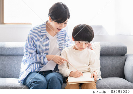 勉強する子供を見守る母親 88595039