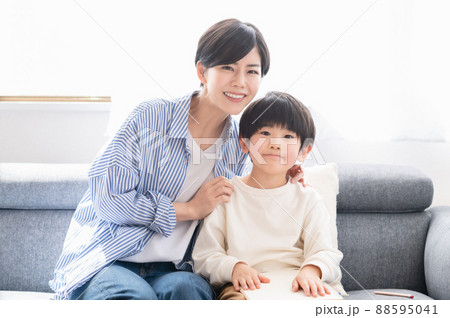 勉強する子供を見守る母親 88595041