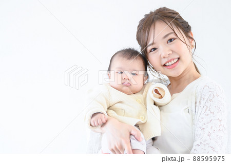 明るい子育てのイメージ　カメラ目線　アップ　左にコピースペースあり 88595975