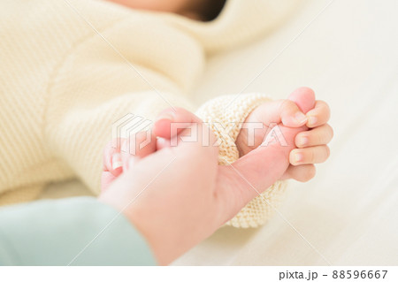 指を把握反射でつかむ赤ちゃん　アップ 88596667