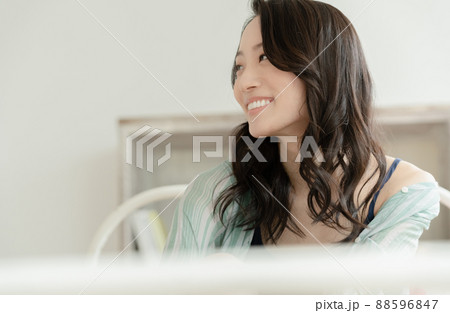朝のゆとり時間を楽しむ女性 朝のゆとり時間を楽しむ女性 88596847