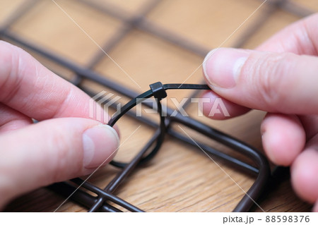 結束バンドでワイヤーを纒める 88598376
