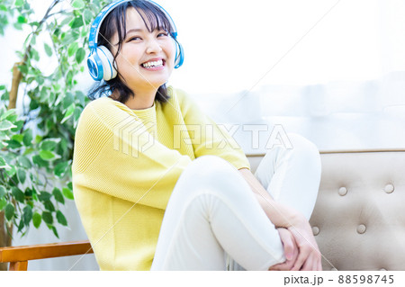 ヘッドフォンで音楽に聴き入る若い女性 ヘッドフォンで音楽に聴き入る若い女性 88598745