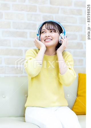 ヘッドフォンで音楽に聴き入る若い女性 88598826