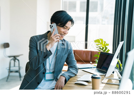 オフィスで働く若い男性 オフィスで働く若い男性 88600291