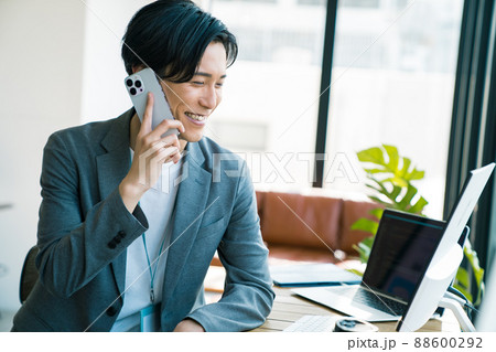 オフィスで働く若い男性 オフィスで働く若い男性 88600292