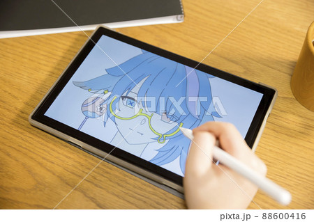 タブレットPCでイラストを描く小学生手元 88600416