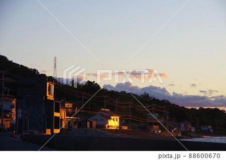 兵庫県淡路島野島 夕暮れの淡路サンセットライン 兵庫県淡路島野島 夕暮れの淡路サンセットライン 88600670