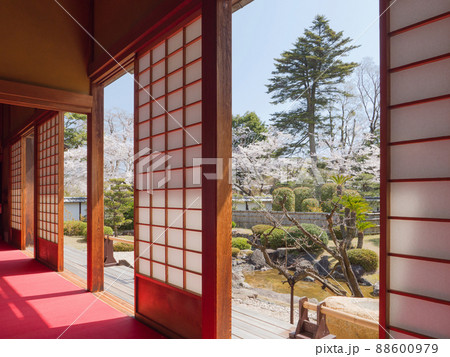 彦根城表御殿奥向御次之間入側からの庭 88600979