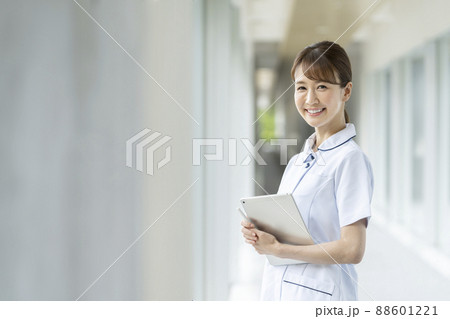 タブレットを持った笑顔の看護師　医療従事者イメージ 88601221