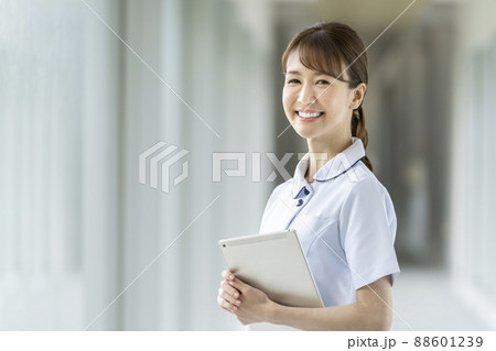 タブレットを持った笑顔の看護師　医療従事者イメージ 88601239
